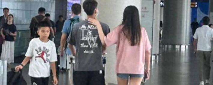 徐杰携女友亮相上海浦东机场，開(kāi)启解说生涯将解说中国男篮比赛