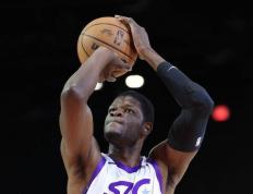 猛龙神操作：签下班(bān)巴7天就裁，竟为再用10天合同签回！6号秀的NBA流浪记