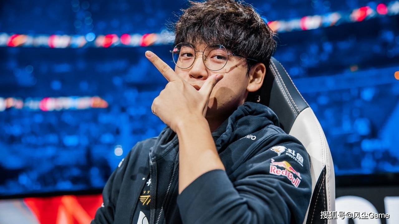 LOL历史最惨冠軍(jūn)AD诞生！临近世界赛被粉丝逼宫：不换人不买周边