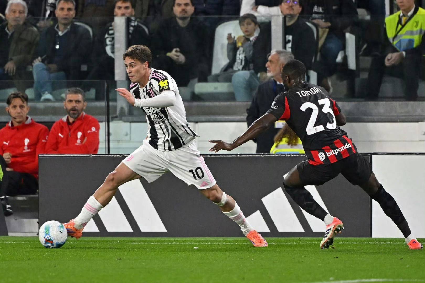 罗马+那(nà)不勒斯均(jūn)上演逆轉(zhuǎn)好戏，两队同分，排名包揽前二