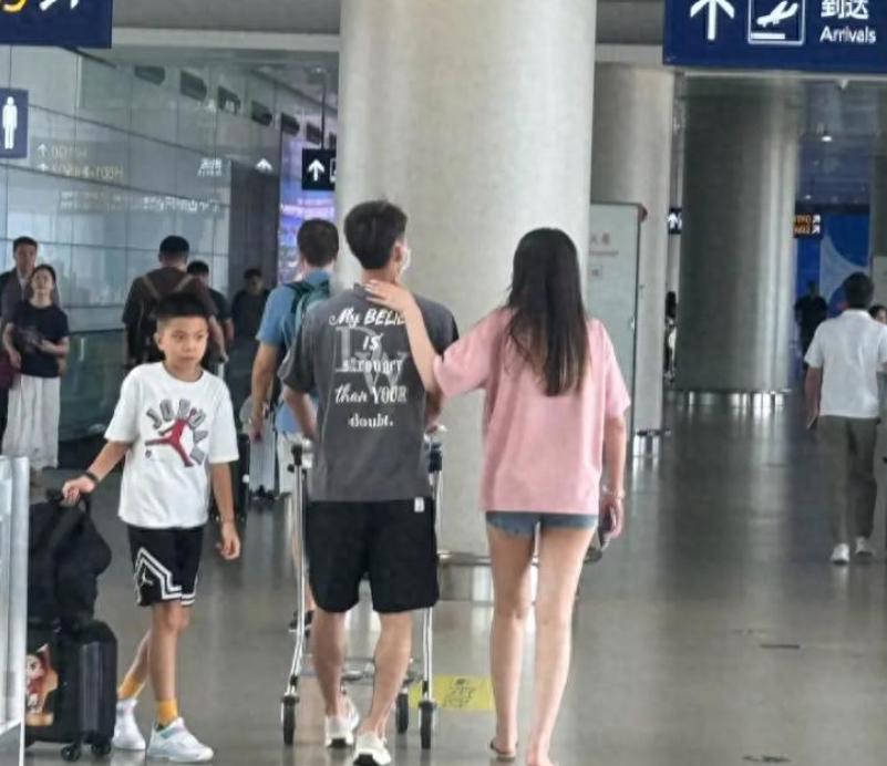 徐杰携女友亮相上海浦东机场，開(kāi)启解说生涯将解说中国男篮比赛