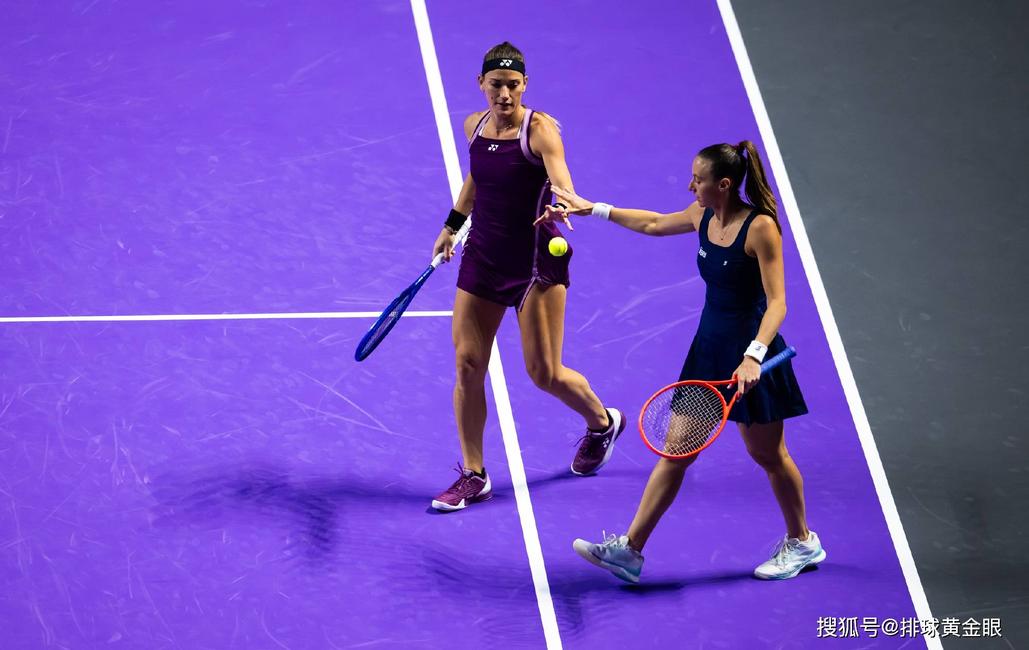 卫冕冠军高芙出局！萨巴伦卡珮(pèi)古拉携手出线，总决赛单打四强出炉