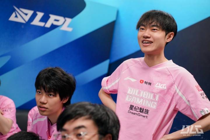 2025LPL总决賽(sài)：BLG捧起银龙杯，knight获得FMVP，收获職(zhí)业生涯第六个LPL冠军