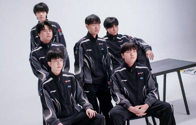【一竞技1JingJi】LOL:LPL首支至臻全华班诞生 AL新(xīn)教练打脸Tabe