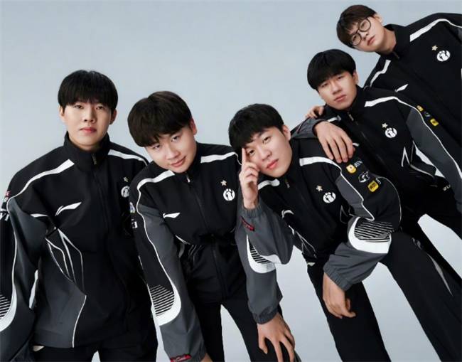 【一竞技1JingJi】LOL:LPL首支至臻全华班诞生 AL新(xīn)教练打脸Tabe