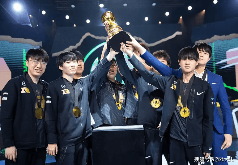 LPL新赛季战队公布，一支战队静悄悄退(tuì)出，资金链彻底断裂(liè)