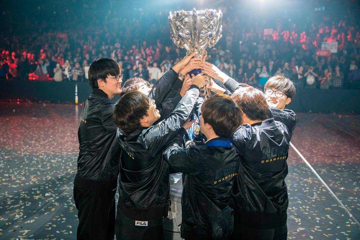 LOL主播集体遭遇(yù)瓶颈期(qī)！UZI感叹直播没人看：要(yào)是卢本伟還(hái)在就好了