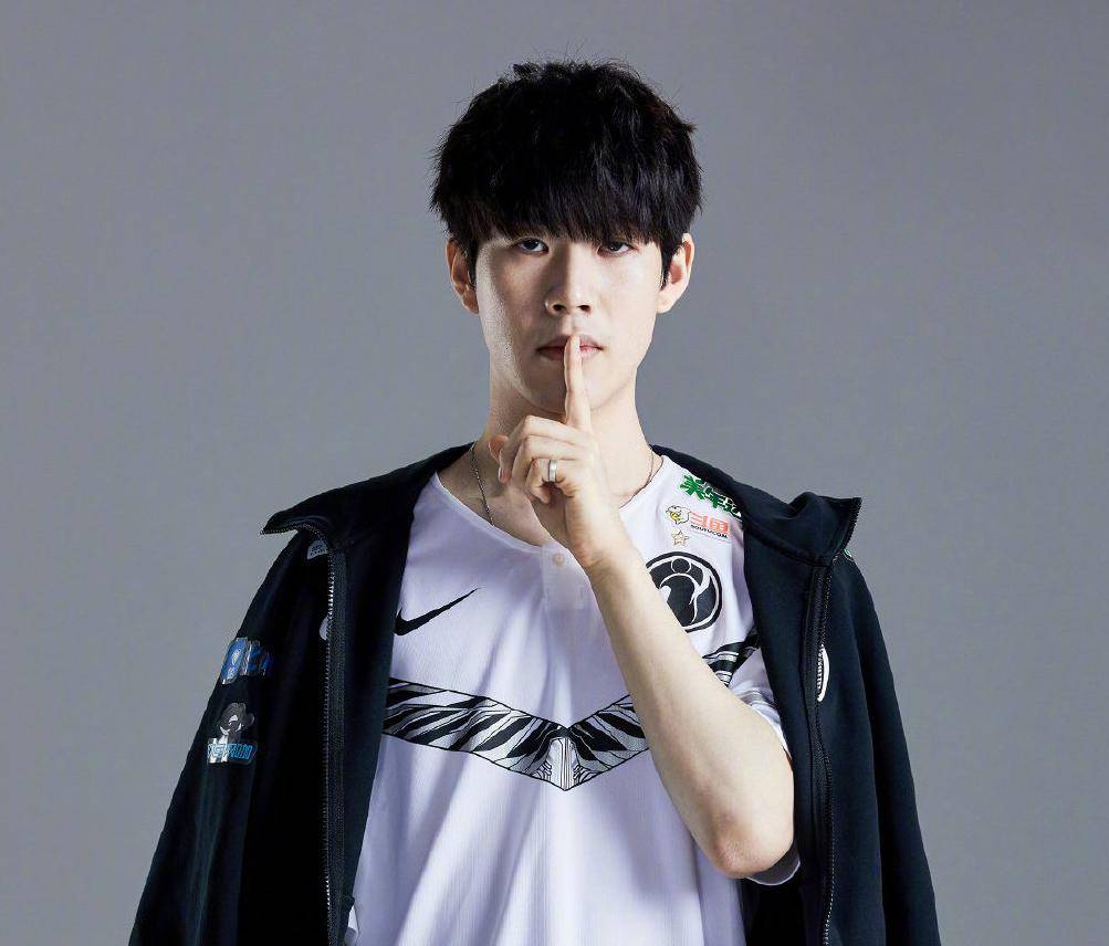 LOL主播集体遭遇(yù)瓶颈期(qī)！UZI感叹直播没人看：要(yào)是卢本伟還(hái)在就好了