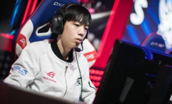 LOL：阿乐直播诉苦收入低 退役选手生活天差地别！