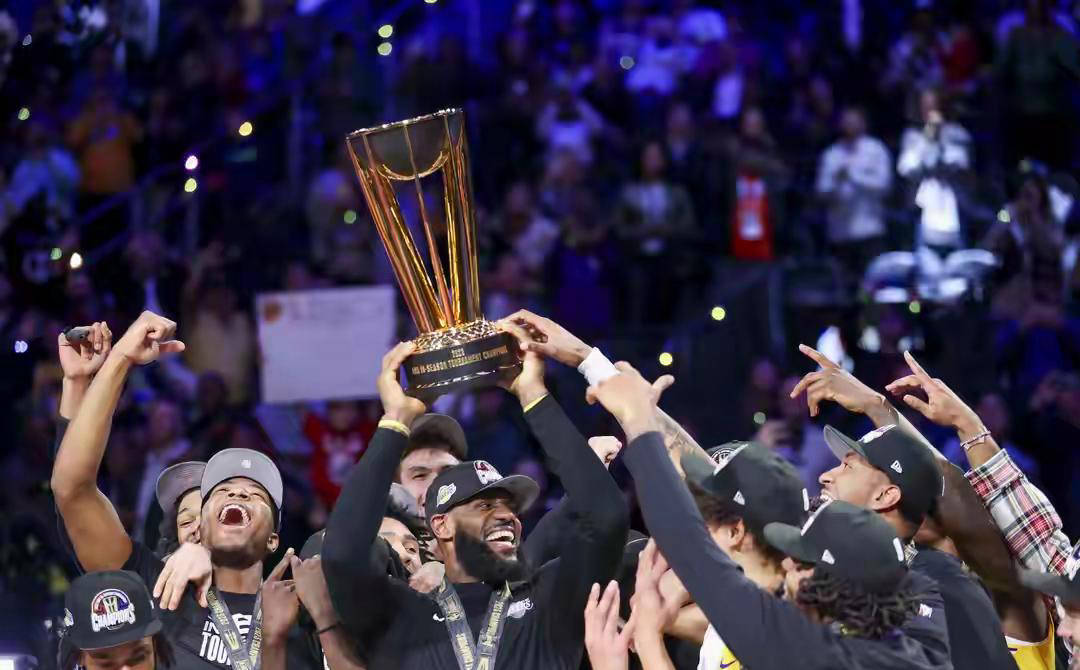 湖人(rén)媒体回击季中赛冠军质疑,粉丝反驳詹姆斯“毫不在乎”言论引热議(yì)