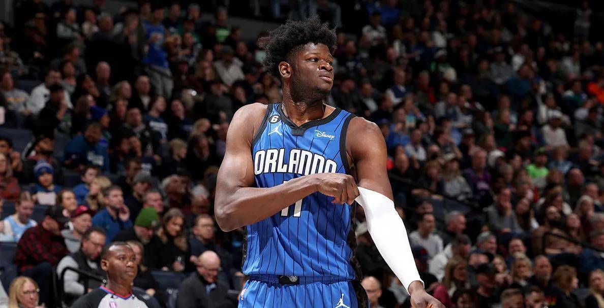 猛龙神操作：签下班(bān)巴7天就裁，竟为再用10天合同签回！6号秀的NBA流浪记